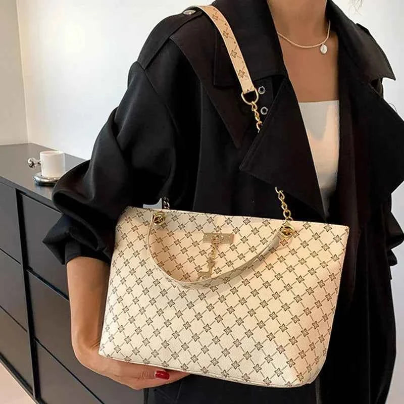 bolso de mano para mujer con accesorios colgantes