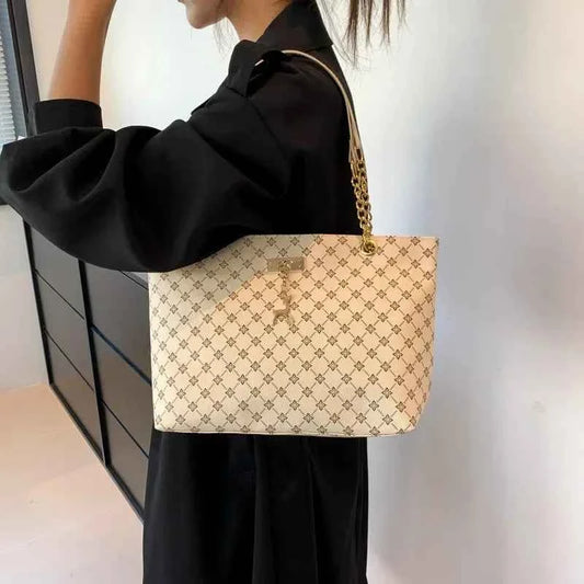 bolso de mano para mujer con accesorios colgantes