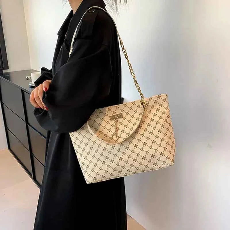 bolso de mano para mujer con accesorios colgantes