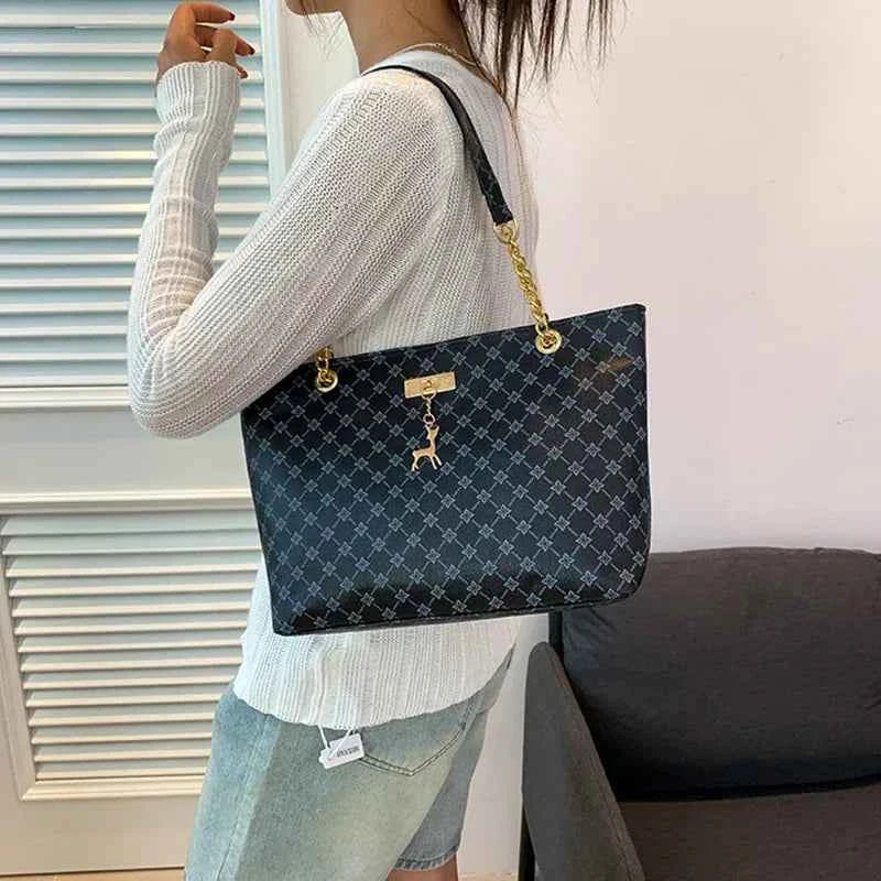 bolso de mano para mujer con accesorios colgantes