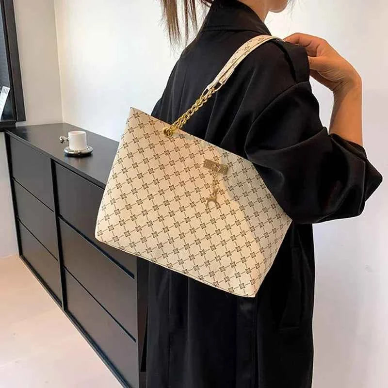 bolso de mano para mujer con accesorios colgantes