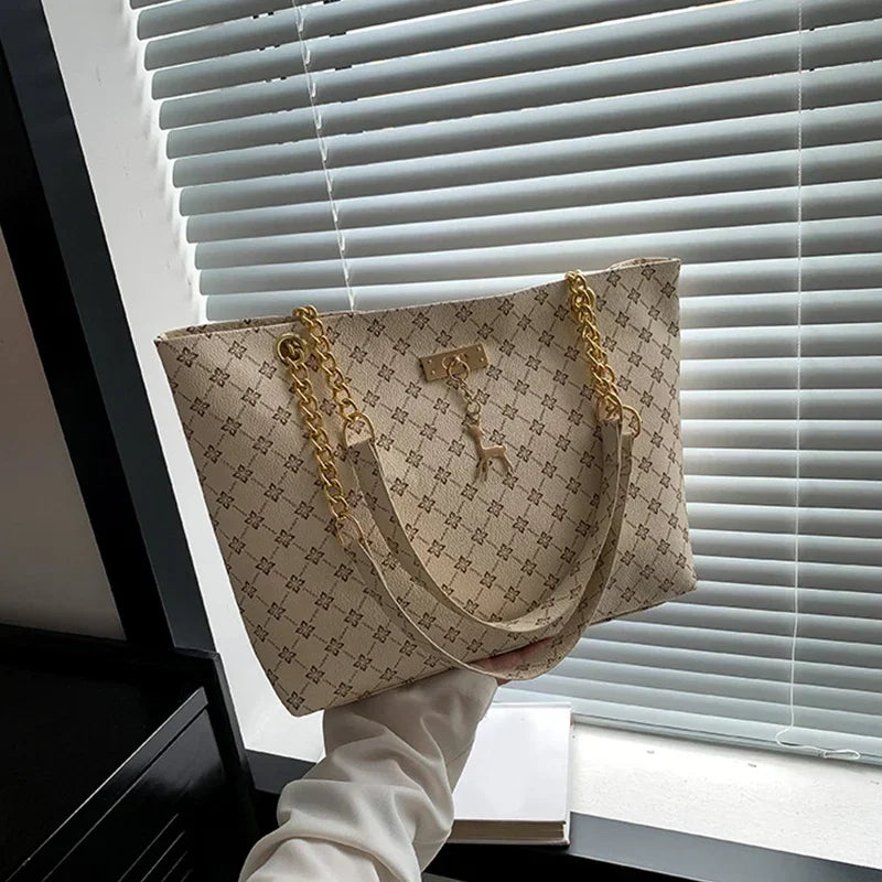 Bolso de mano para mujer con accesorios colgantes