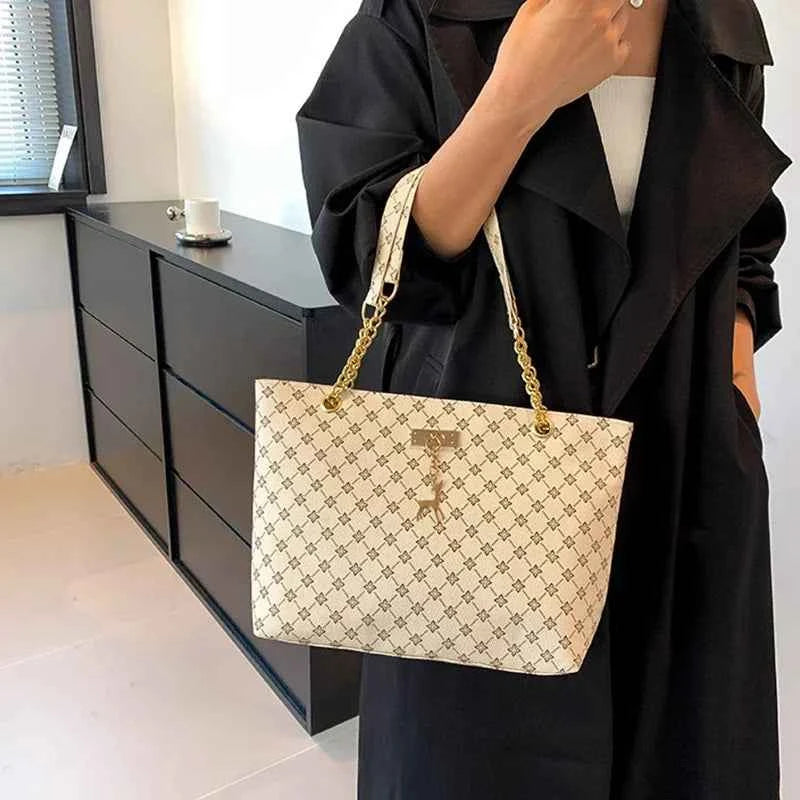 bolso de mano para mujer con accesorios colgantes