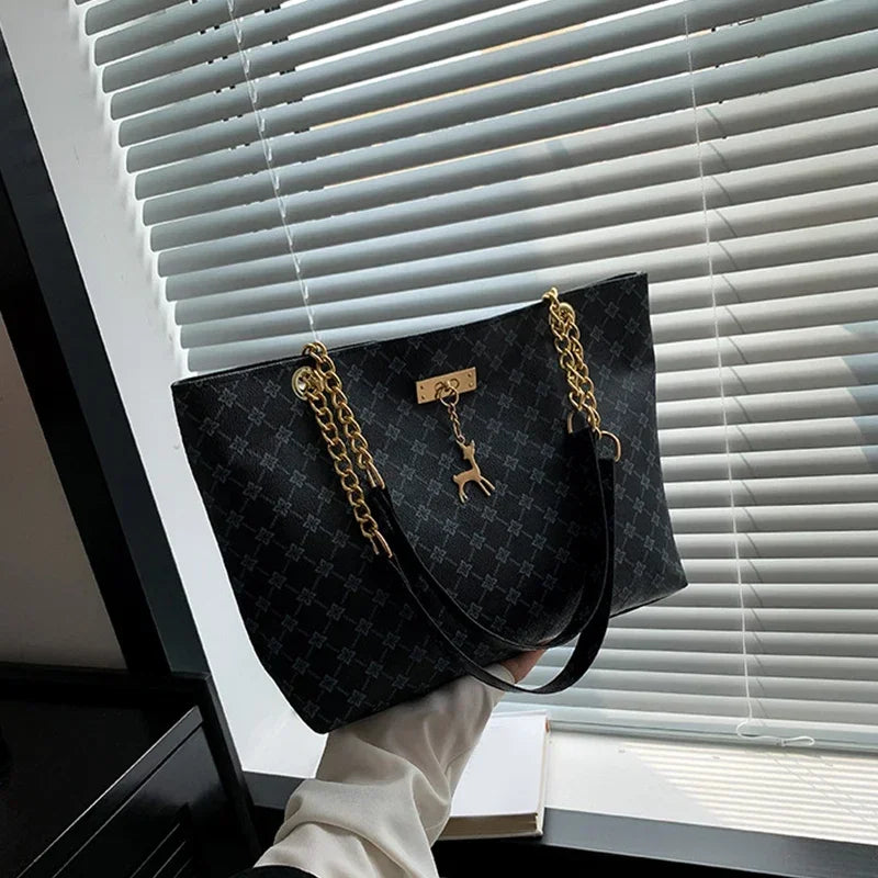 Bolso de mano para mujer con accesorios colgantes