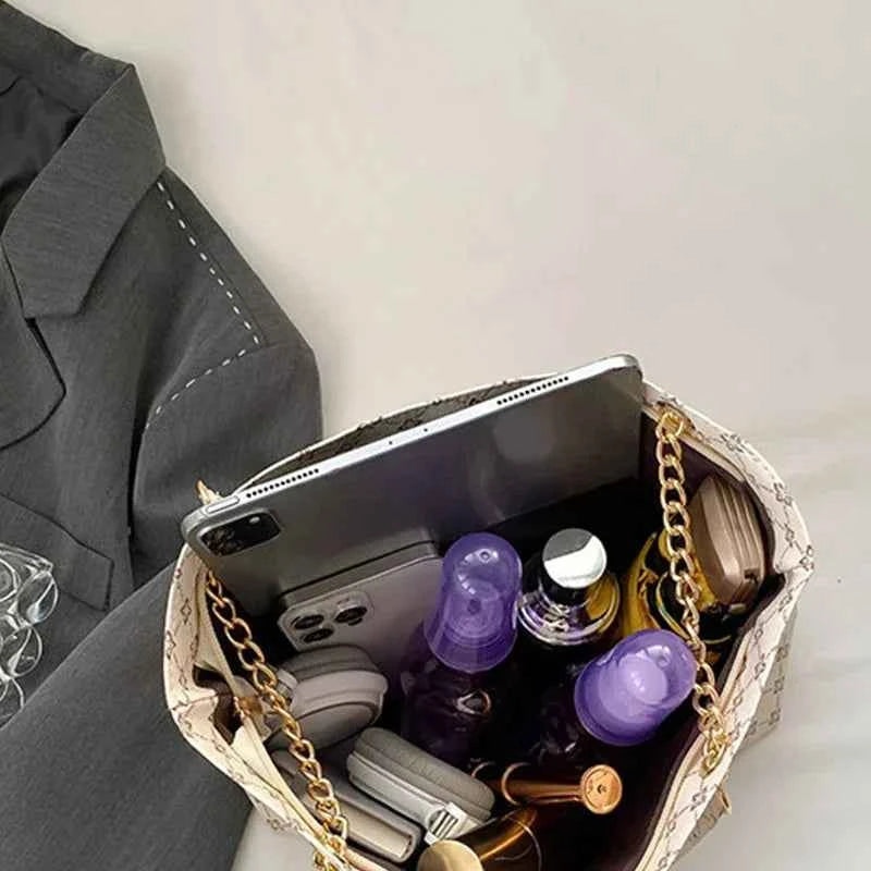 bolso de mano para mujer con accesorios colgantes