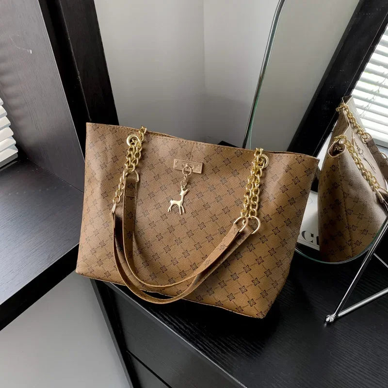 Bolso de mano para mujer con accesorios colgantes