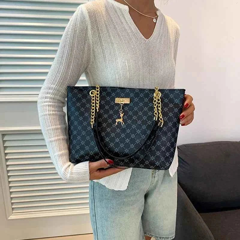 bolso de mano para mujer con accesorios colgantes