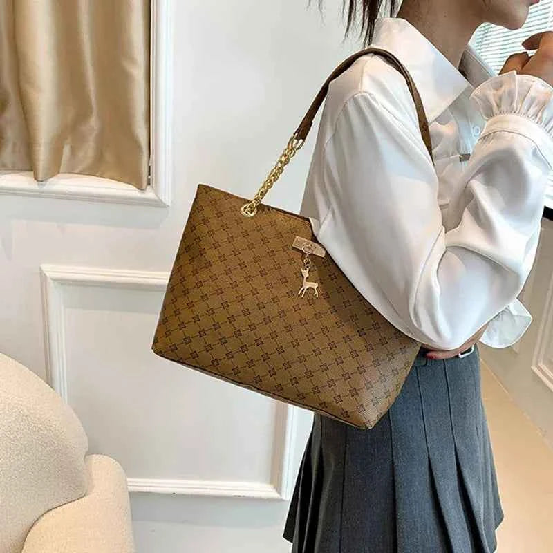 bolso de mano para mujer con accesorios colgantes