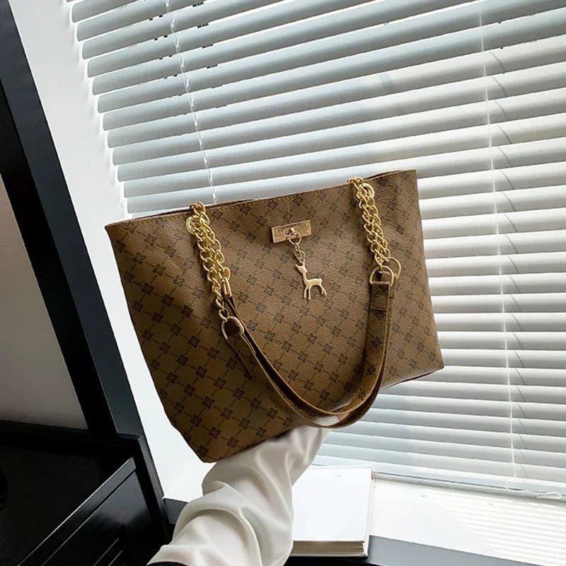 Bolso de mano para mujer con accesorios colgantes