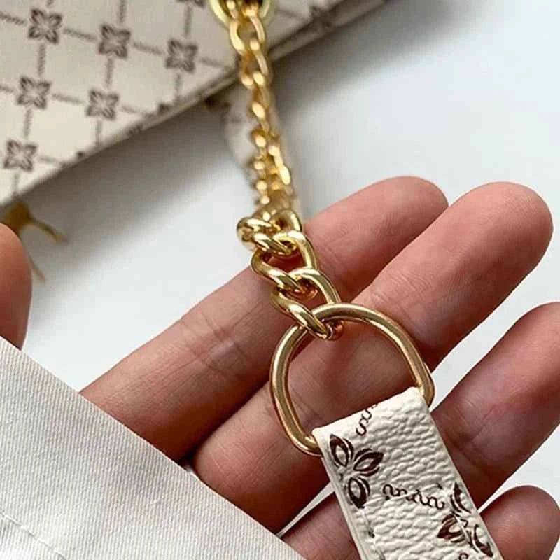 bolso de mano para mujer con accesorios colgantes