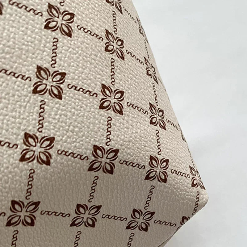 Bolso de mano para mujer con accesorios colgantes