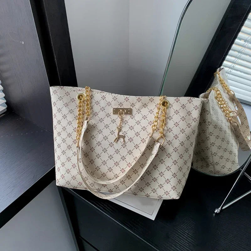 Bolso de mano para mujer con accesorios colgantes