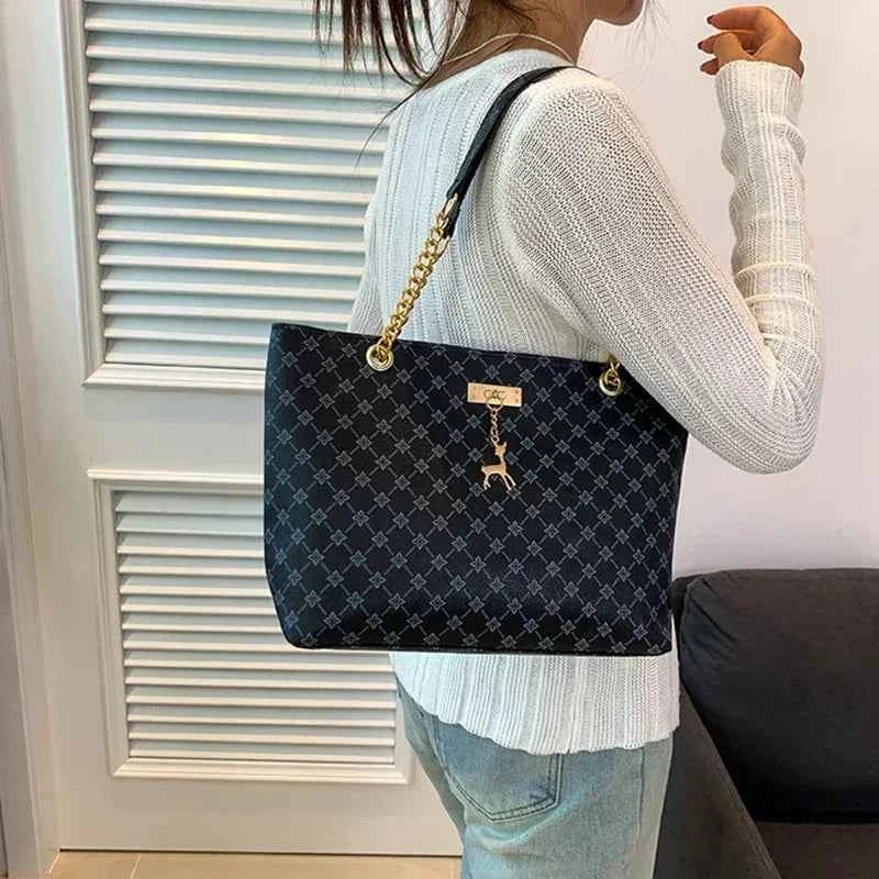 bolso de mano para mujer con accesorios colgantes